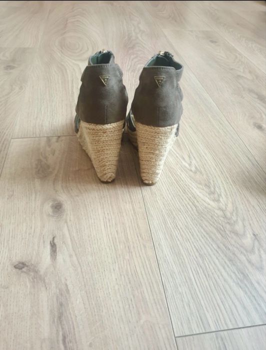 Sandały na koturni Guess r36