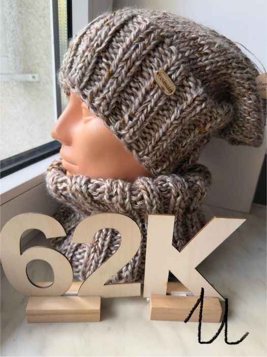 Piękny beżowy zestaw zimowy czapka plus komin