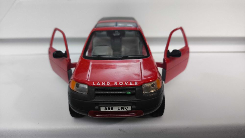 Модель, машинка Land Rover 2001 Freelander 1.24 Welly