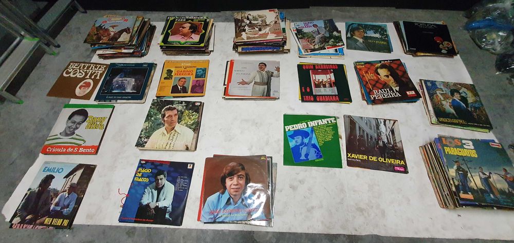 Discos de vinil grandes de 33 rotações.