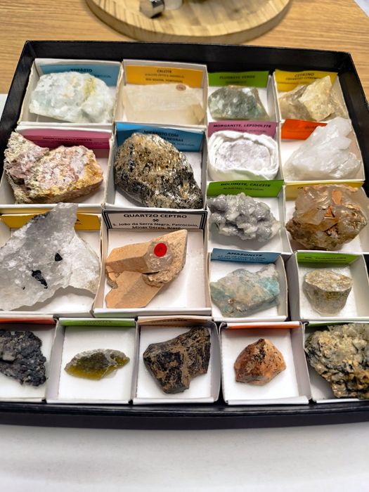 Conjunto de 19 minerais