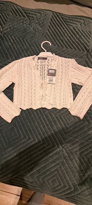 Bialy sweter dla dziewczynki r. 122
