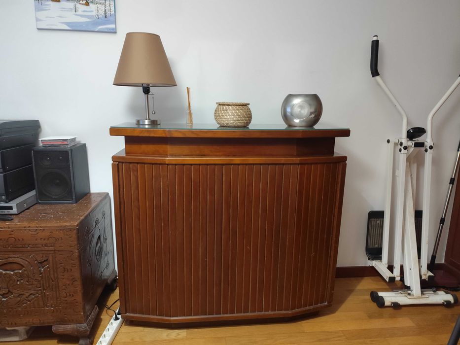 Vendo bar com arrumação no interior, prateleiras e bancos