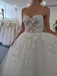 Piękna suknia ślubna na ramiączkach szyta na miarę.
