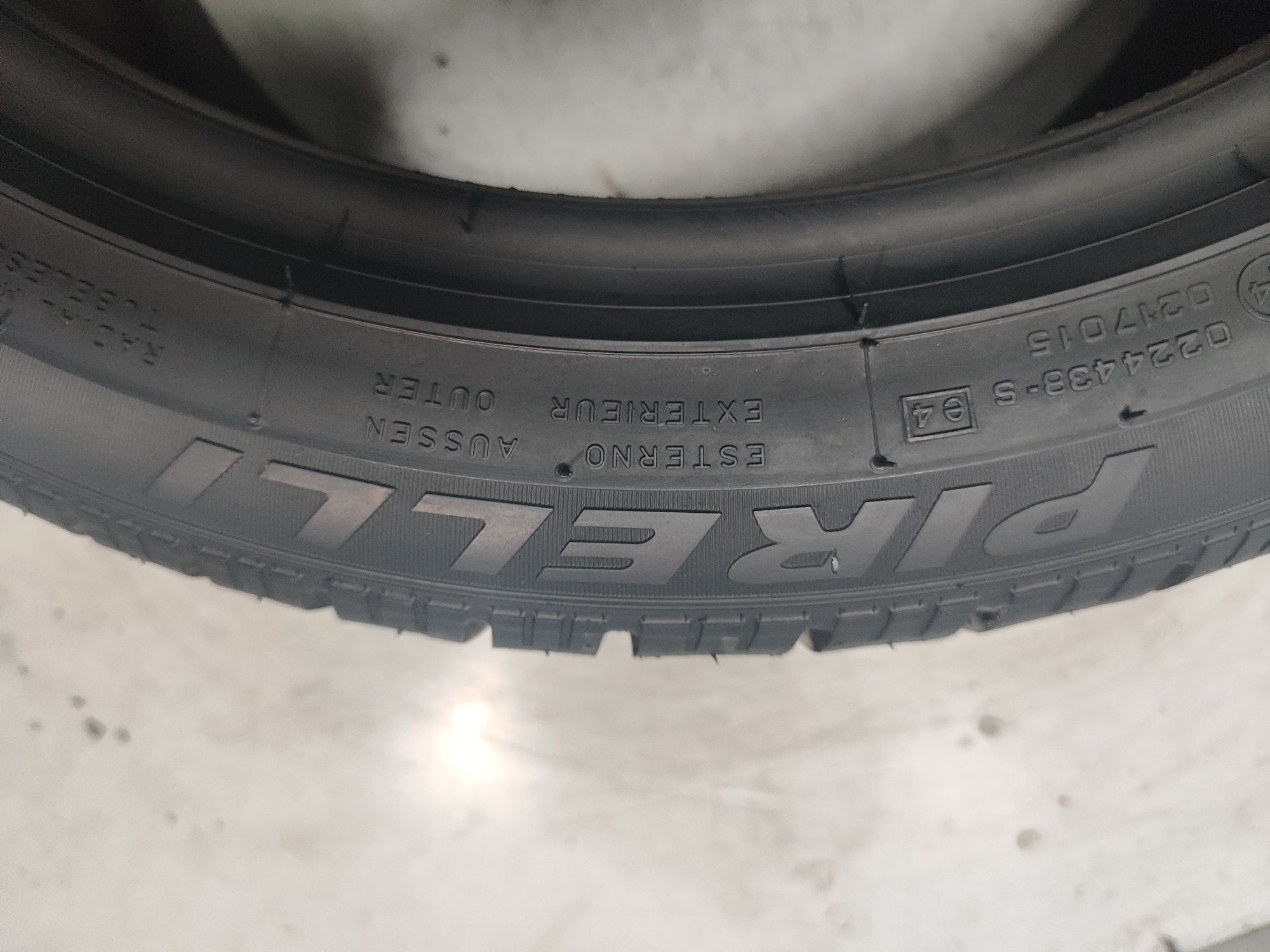 2 pneus semi novos Pirelli 255/40R18 Oferta dos Portes