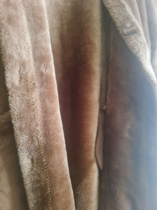 Casaco castanho com pêlo no interior