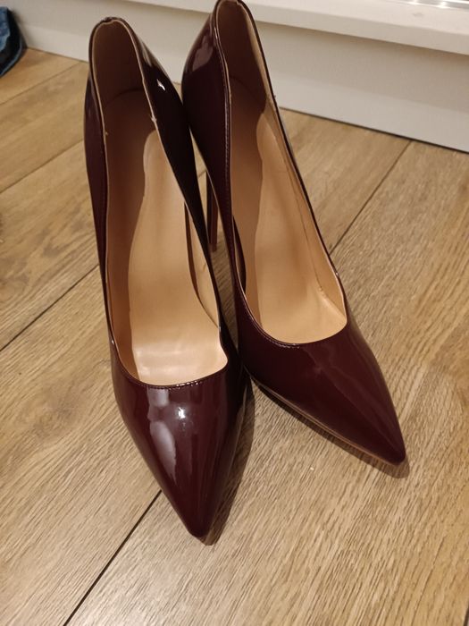 Burgundowe wysokie szpilki
