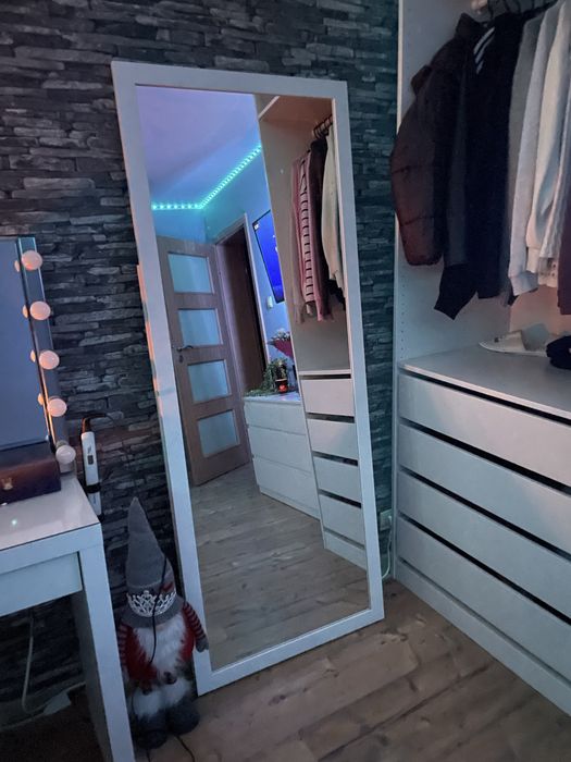 Lustro stojące w białej ramie