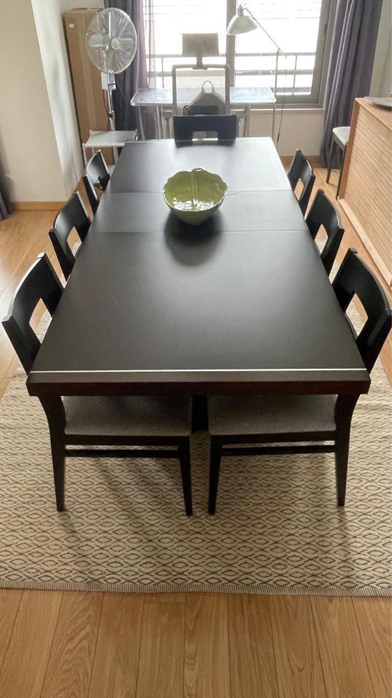 Mesa extensível com possibilidade de ficar com três medidas diferentes