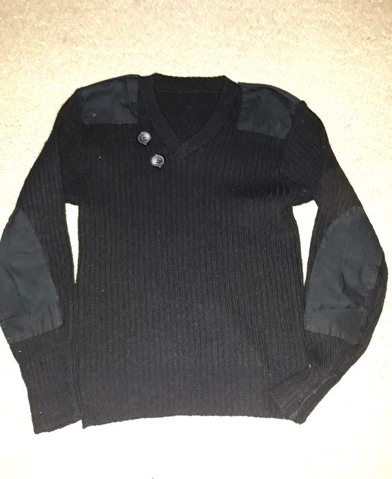 Swetr bardzo cieply czarny z pagonami i guzikami Rozmiar M. Zapraszam