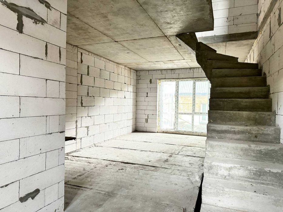 Продаж таунхаусу з підвалом у м.Вишневе, без ремонту