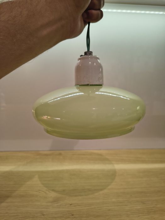 Zielona stara lampa typu beret