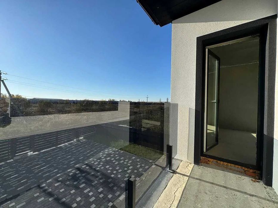 Сучасний дуплекс з великою ділянкою