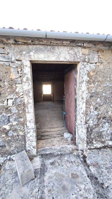 Terreno com Casa Centenária em Pedra — Buraca do Casmilo