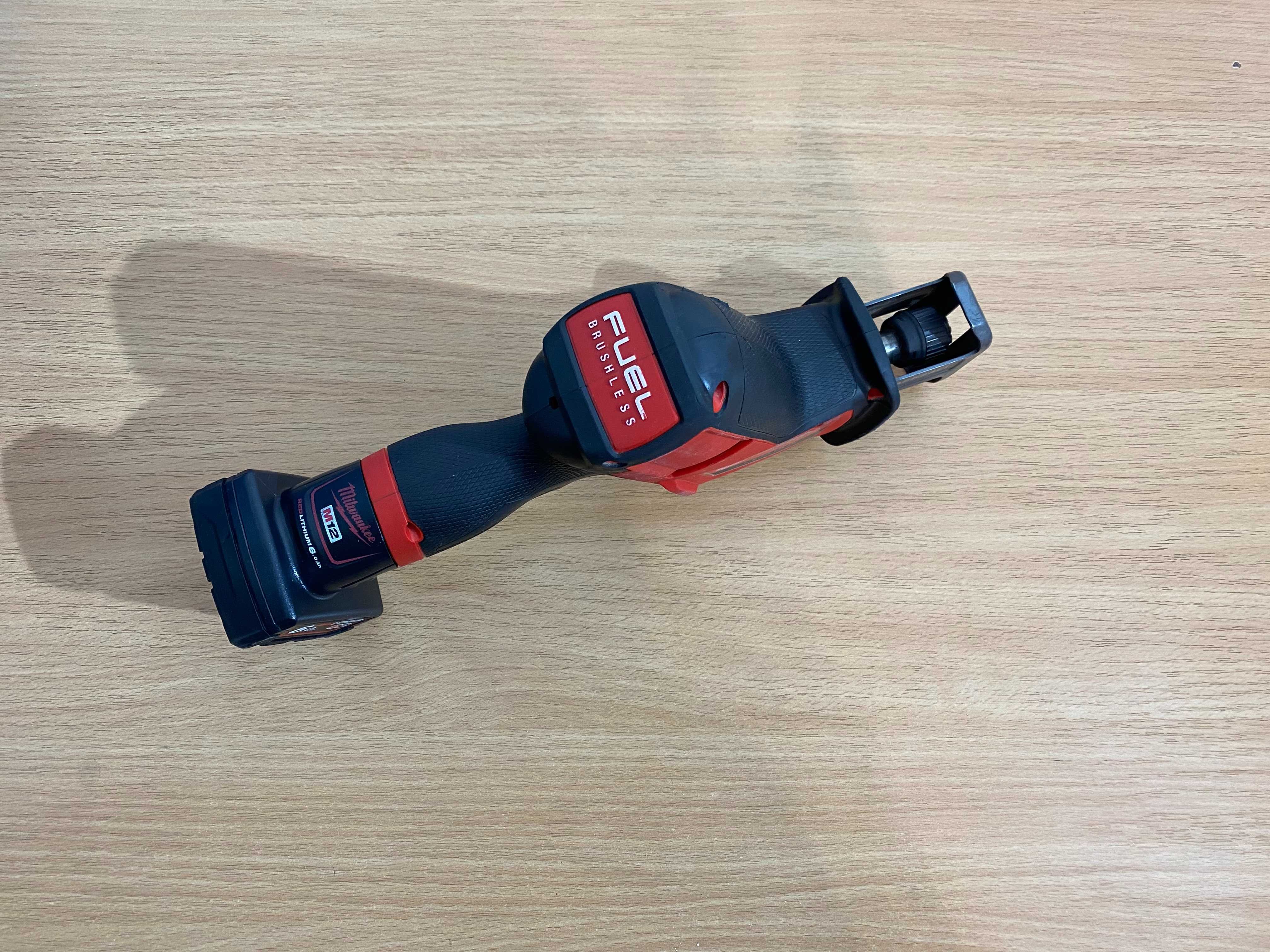 Piła szablasta akumulatorowa Milwaukee M12 CHZ + Bateria M12 6.0Ah