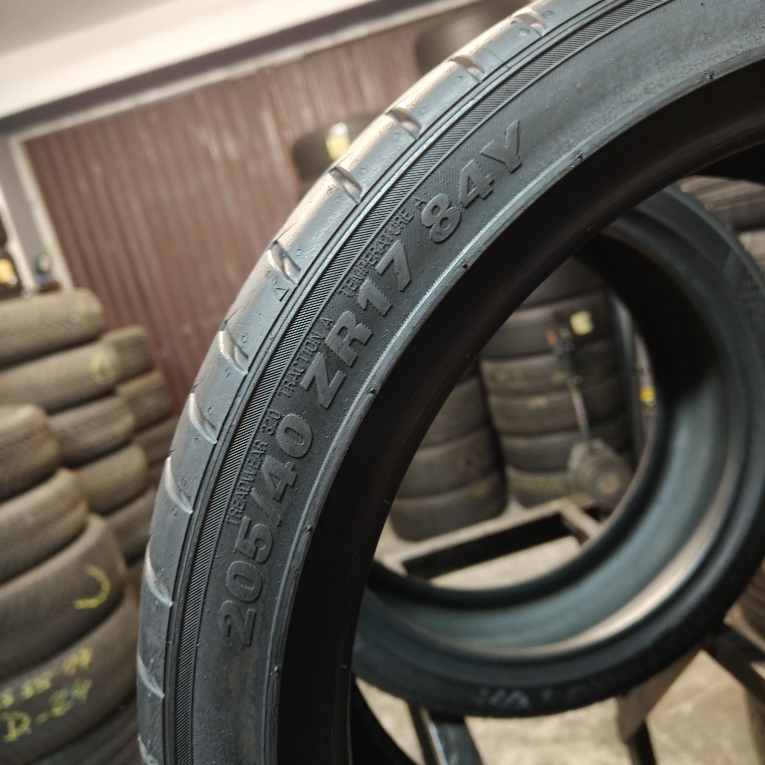205/40/17 Sprzedam parę opon letnich Kumho