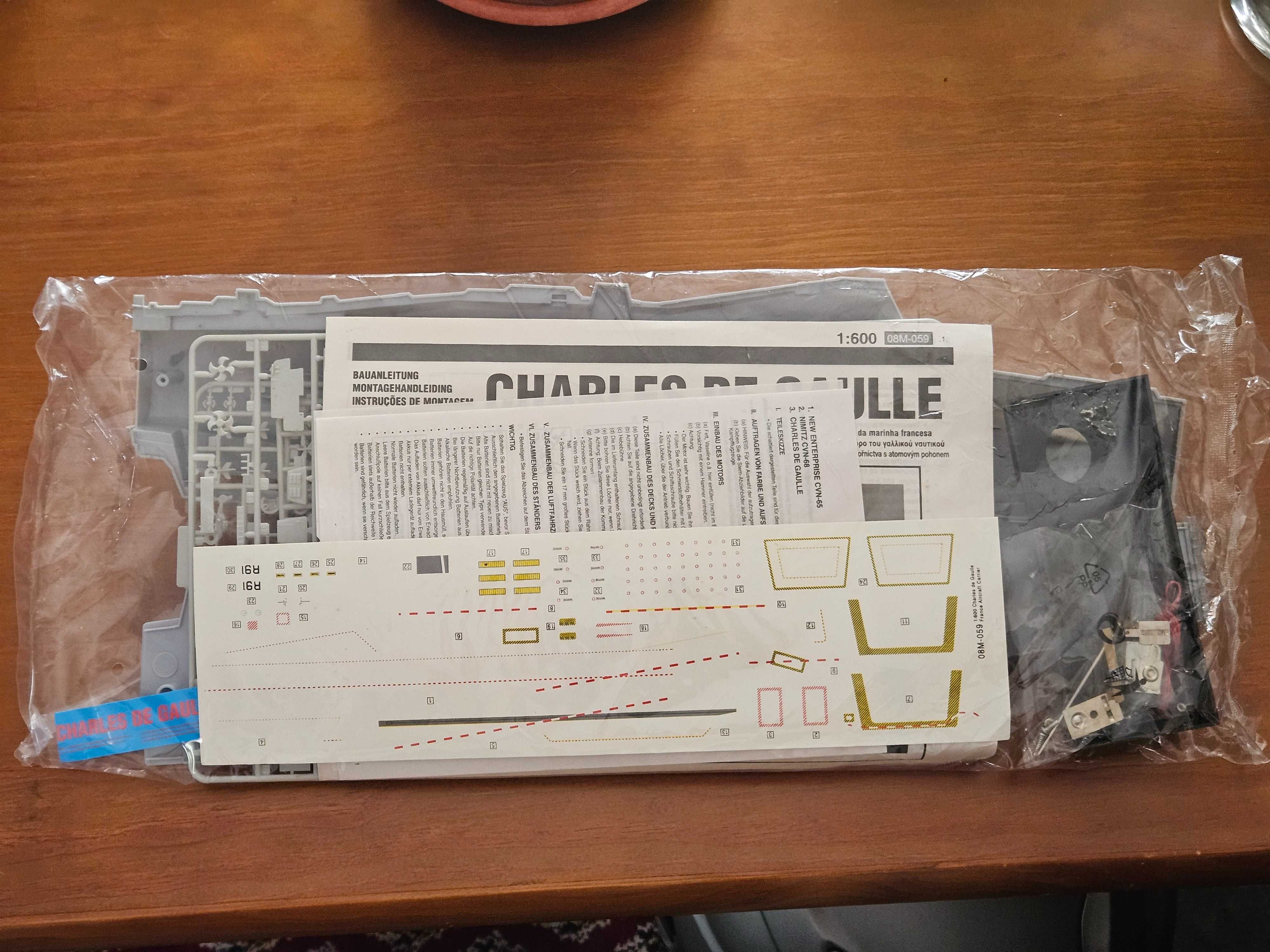 Kit modelismo porta-aviões nuclear