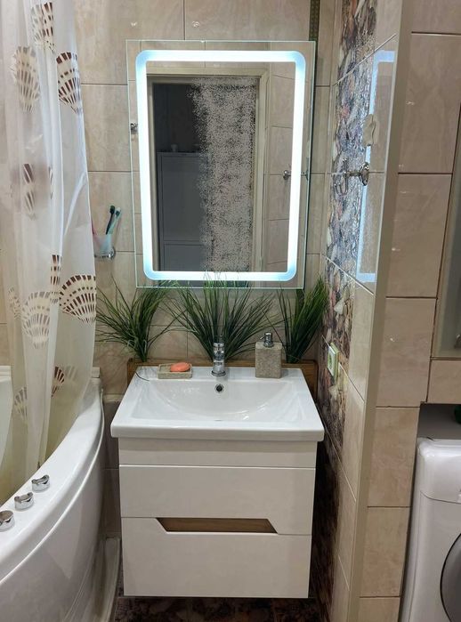 Умывальник Cersanit в комплекте с элитной тумбой (с цветной отделкой).