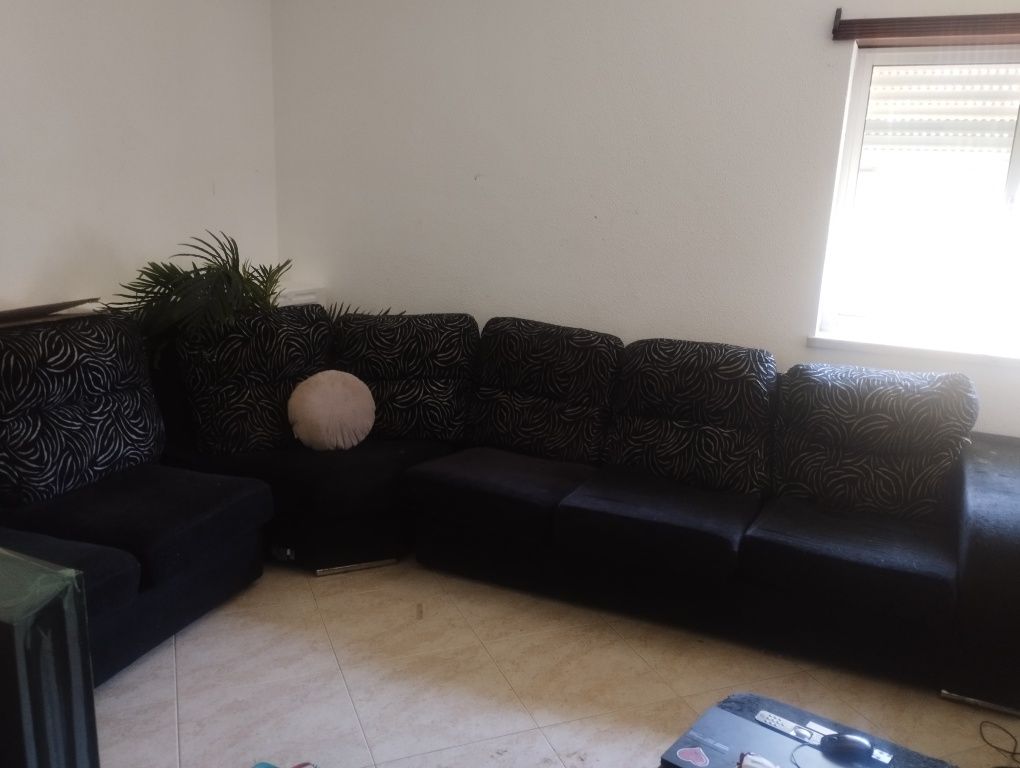 Sofá preto curvado