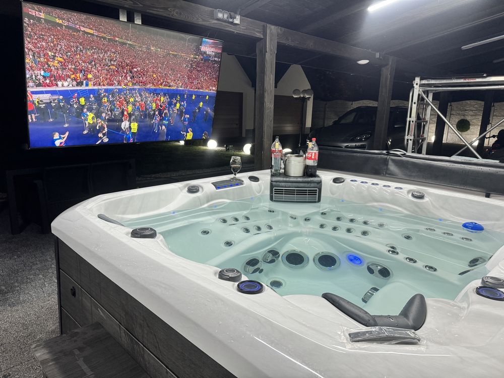 Jacuzzi Ogrodowe WiFi 5 osobowe 4 pompy Audio  Platinum Spas Barcelona