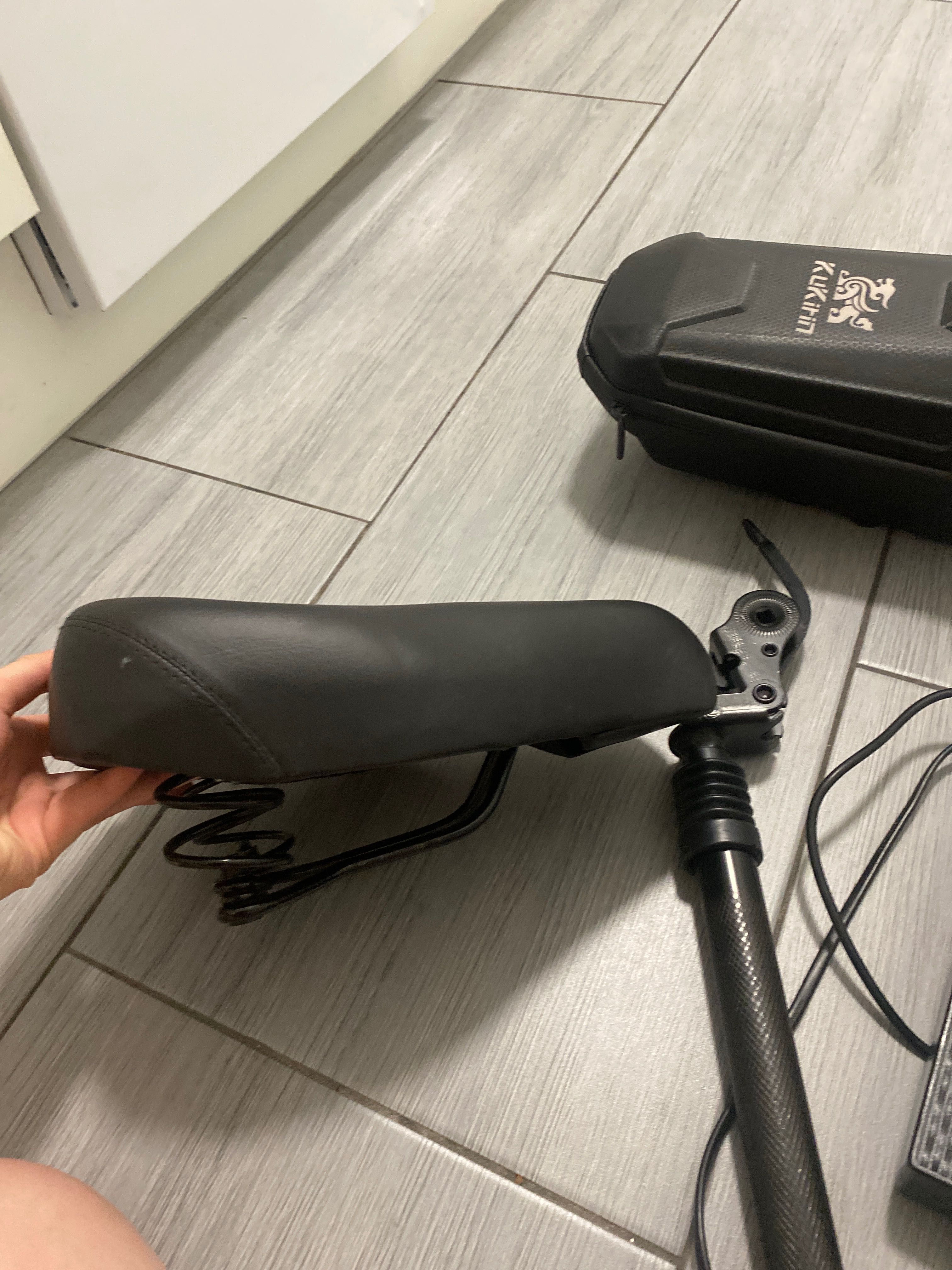 Kugoo M4 – siedzenie, ładowarka, torba (akcesoria)