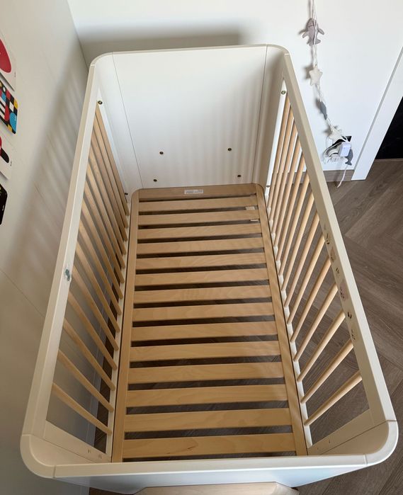 Łóżeczko niemowlęce, komoda, przewijak -  komplet