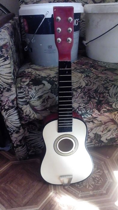 Детская гитара, дерево