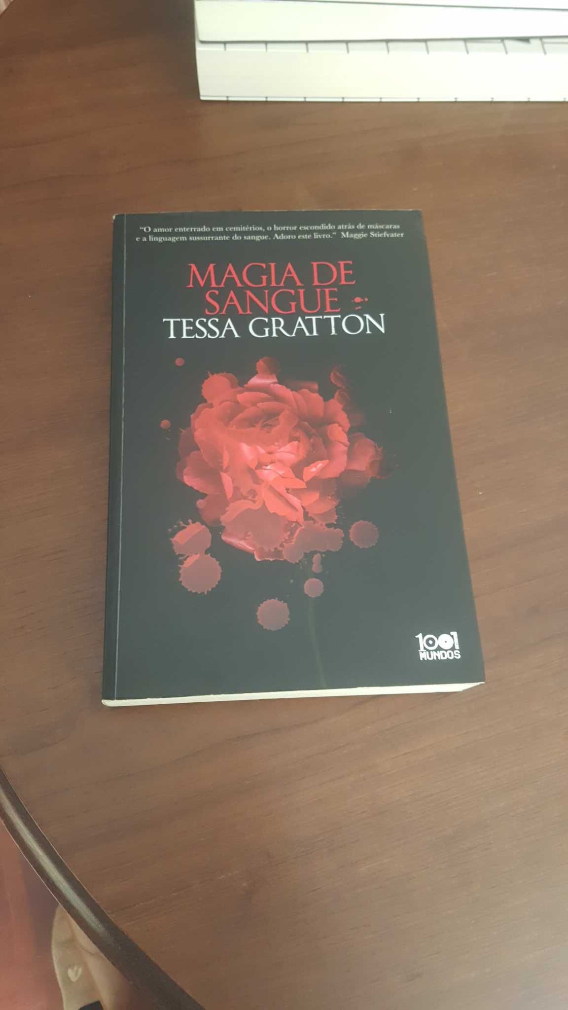 Livro "Magia de Sangue" de Tessa Gratton