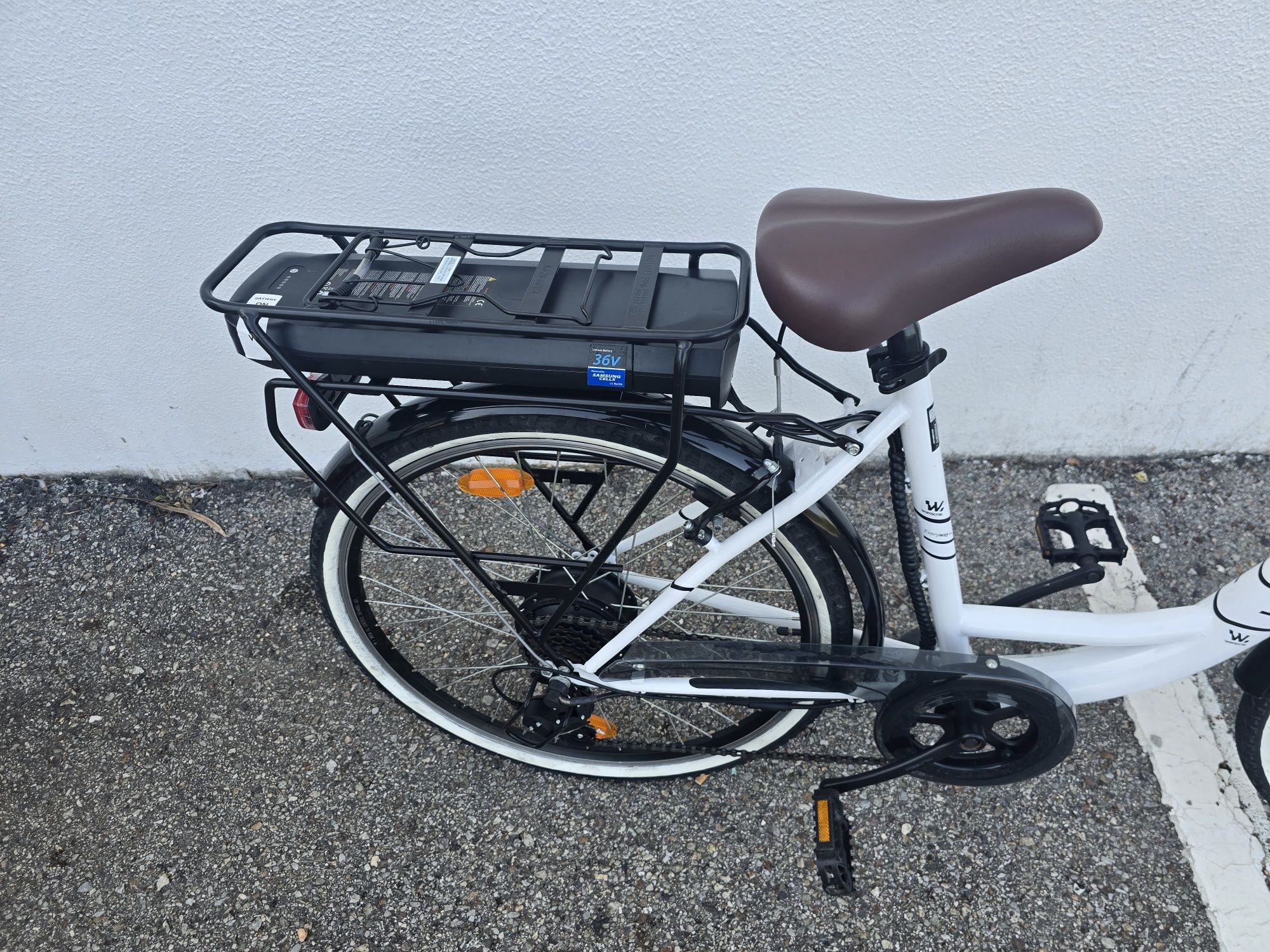 Bicicleta eletrica citadina como nova