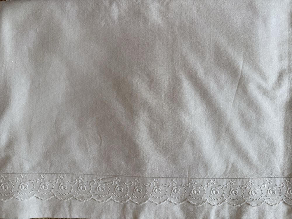 Lençois brancos, de algodão, bordados
