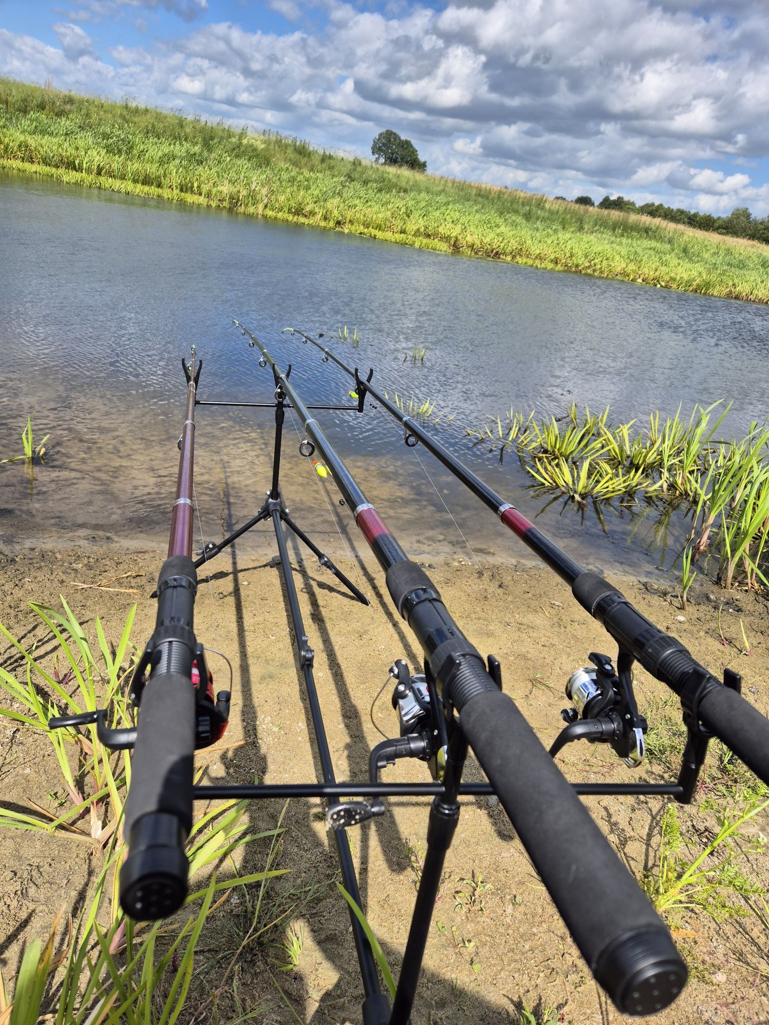 Zestaw Rod Pod 3 wedki uzbrojone z kołowrotkami