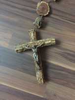 Crucifixo em madeira tratada