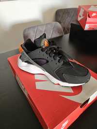 Nike Hurache preto e laranja