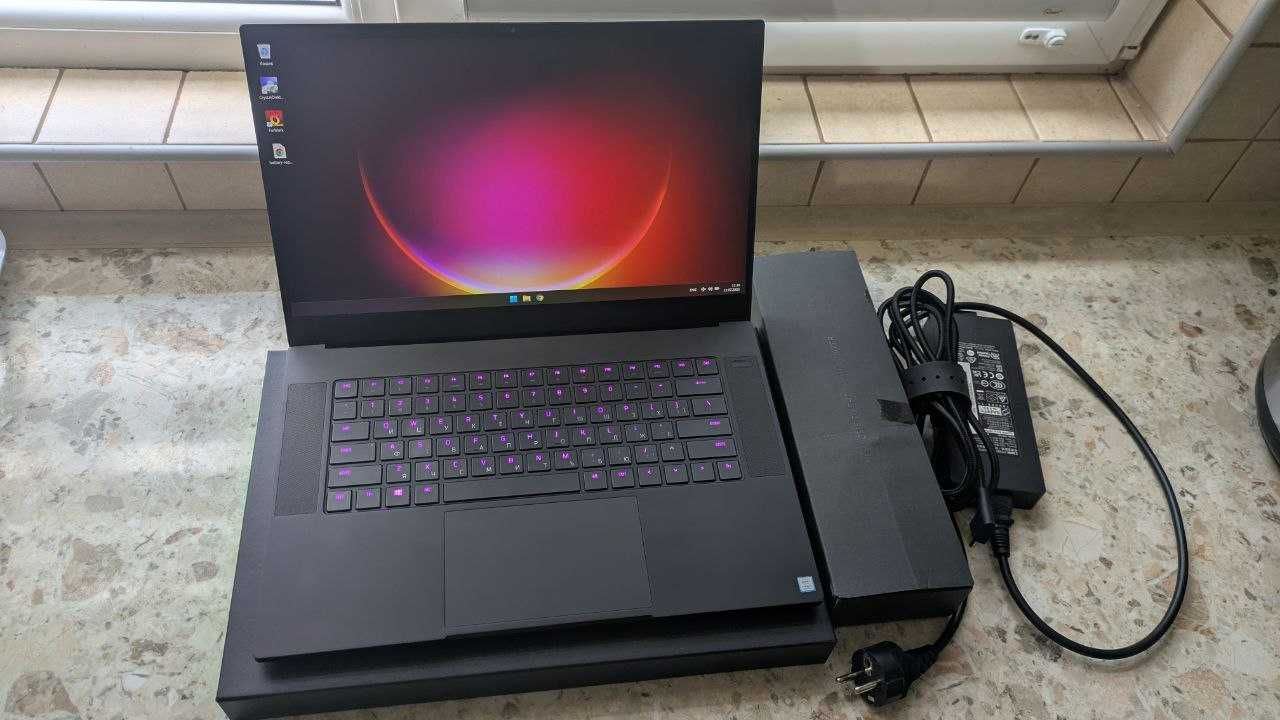 Razer Blade 15 Advanced 2018 i7-8750H GTX1070 16/500GB ноутбук