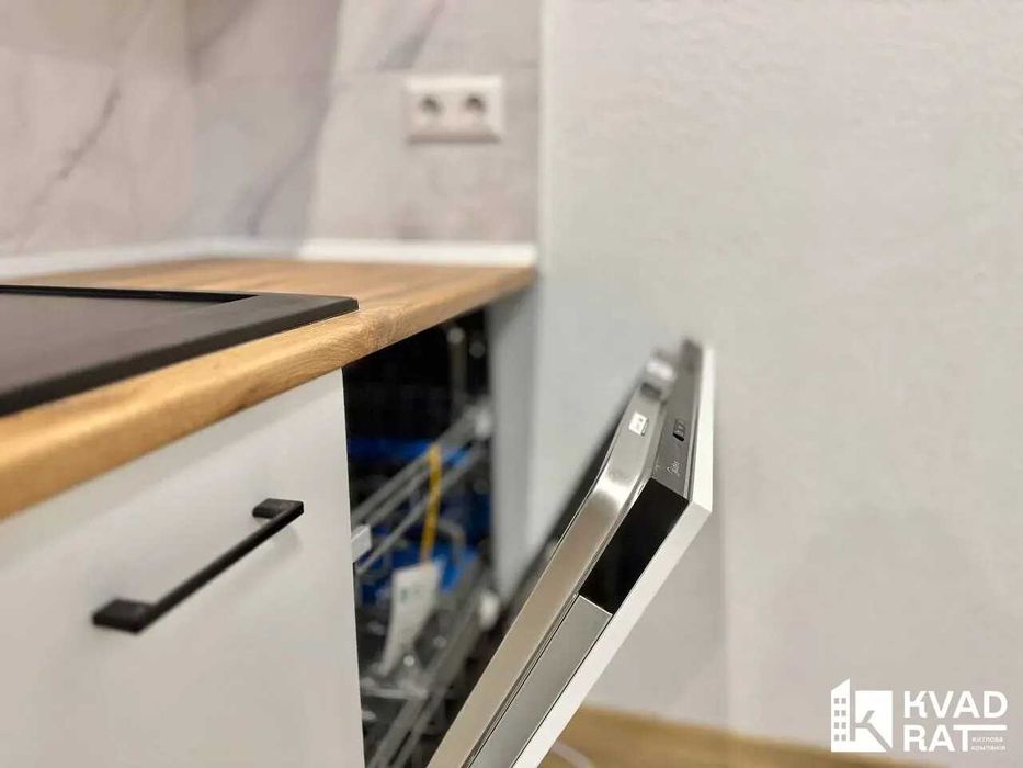 2 кім квартира з ремонтом, центр , 2 поверх