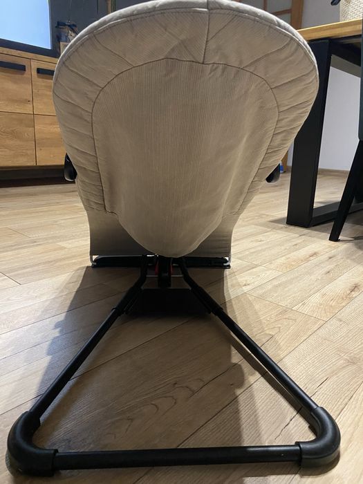 Leżaczek BabyBjorn z zabawką