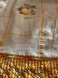 Cortinados em crochê e com bordados a mão.