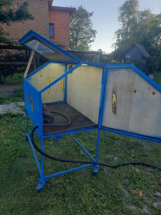 Kabina do piaskowania z piaskarką syfonową