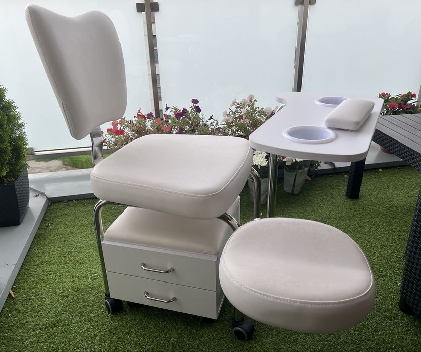 Mobilne stanowisko do manicure i pedicure / taboret kosmetyczny Weelko