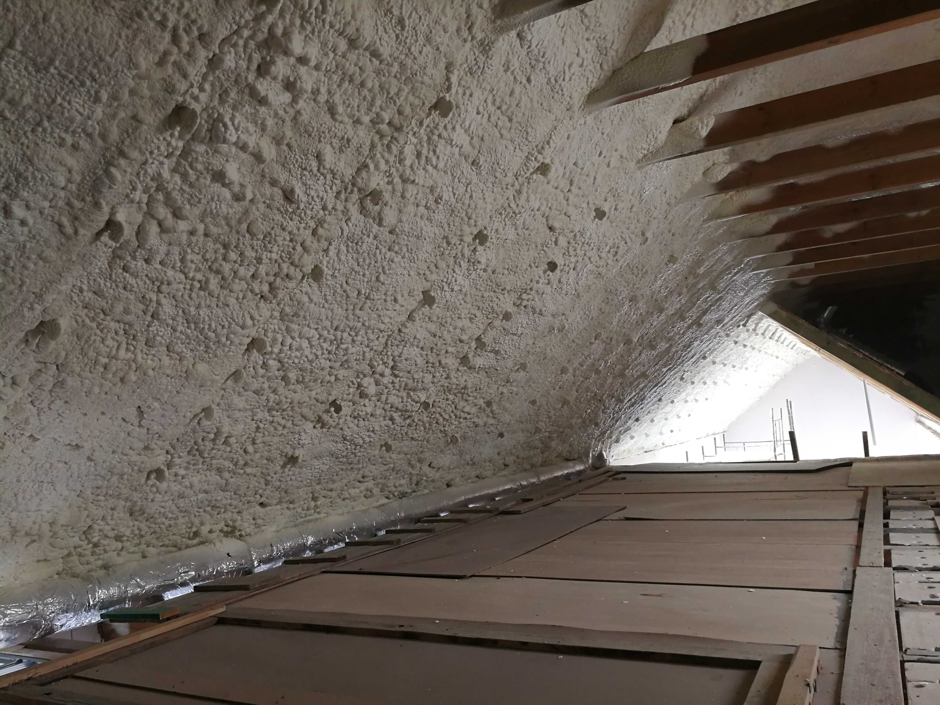Ocieplenie domu poddasza, natrysk pianki izolacja ocieplenia piana PUR