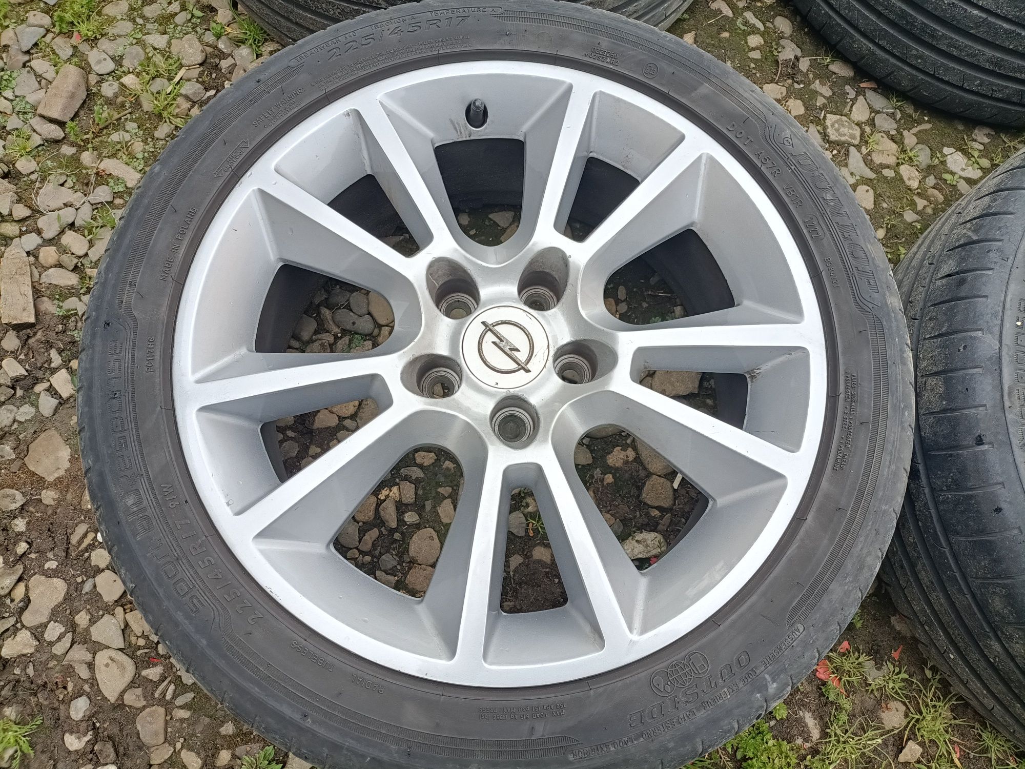 Felgi 17' Opel Astra H, Vectra C, Zafira B 5x110 ET35 z oponami Dunlop