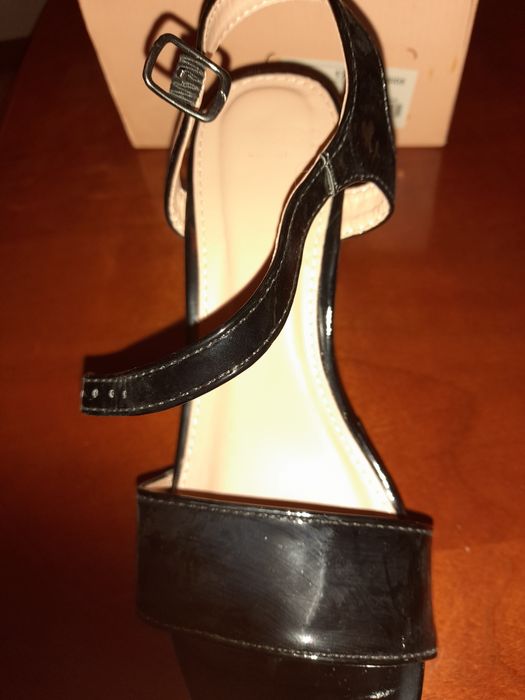 Sapatos verniz com salto e sola compensado