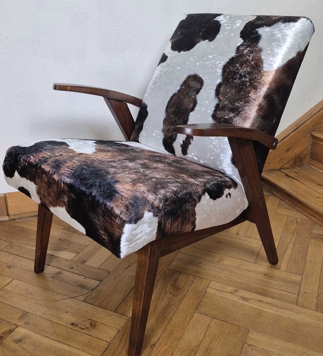 Odnowiony fotel PRL, proj. M Puchała, tapicerka "krowa", typ 300-123