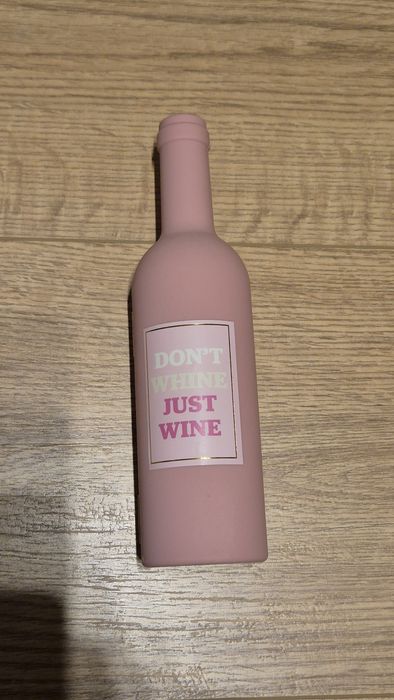 Zestaw akcesoria do wina w różowym etui w kształcie butelki