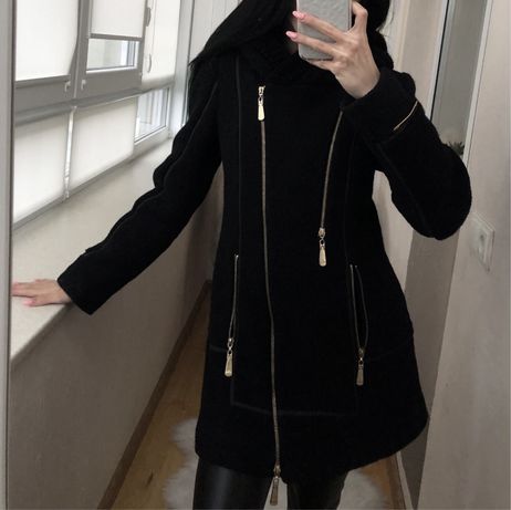 Жіноче чорне укорочене пальто з капішоном