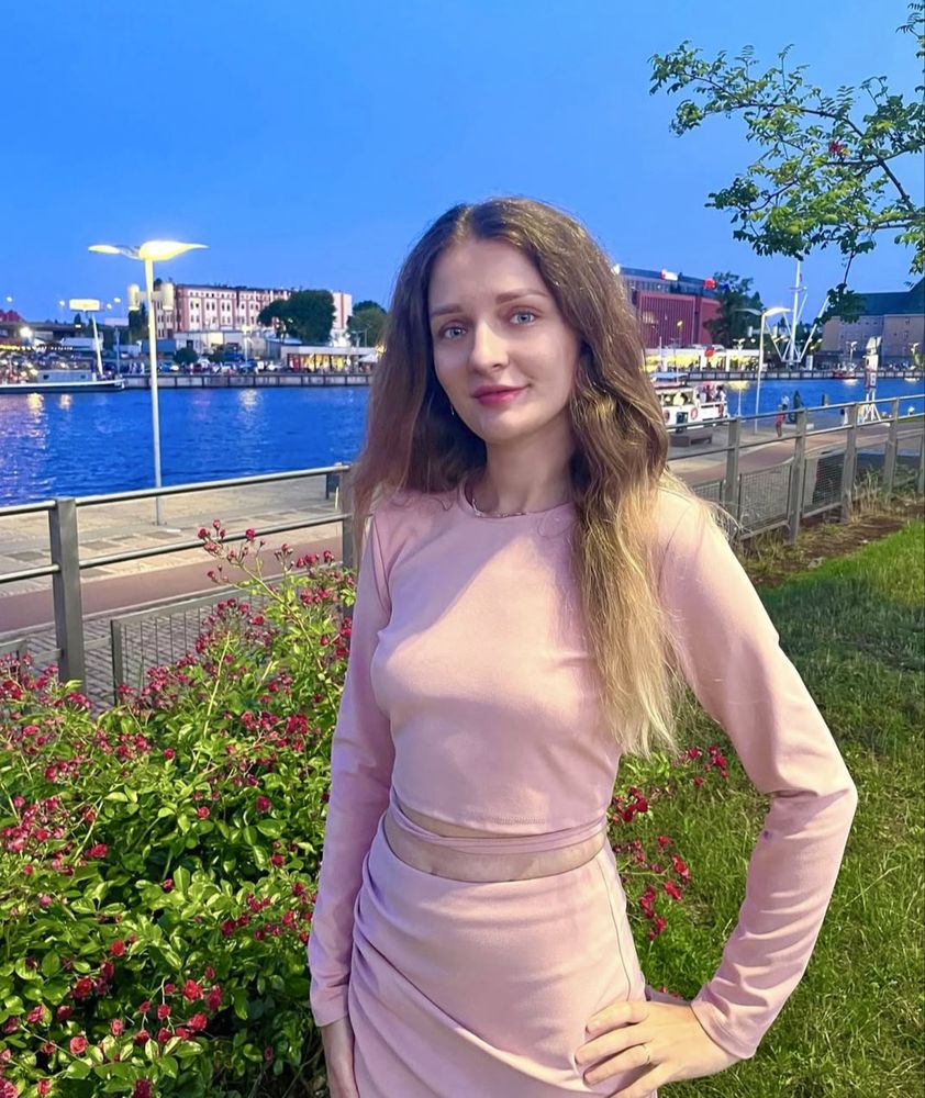 Crop top długi rękaw z wiązaniem i drapowana spódnica mini