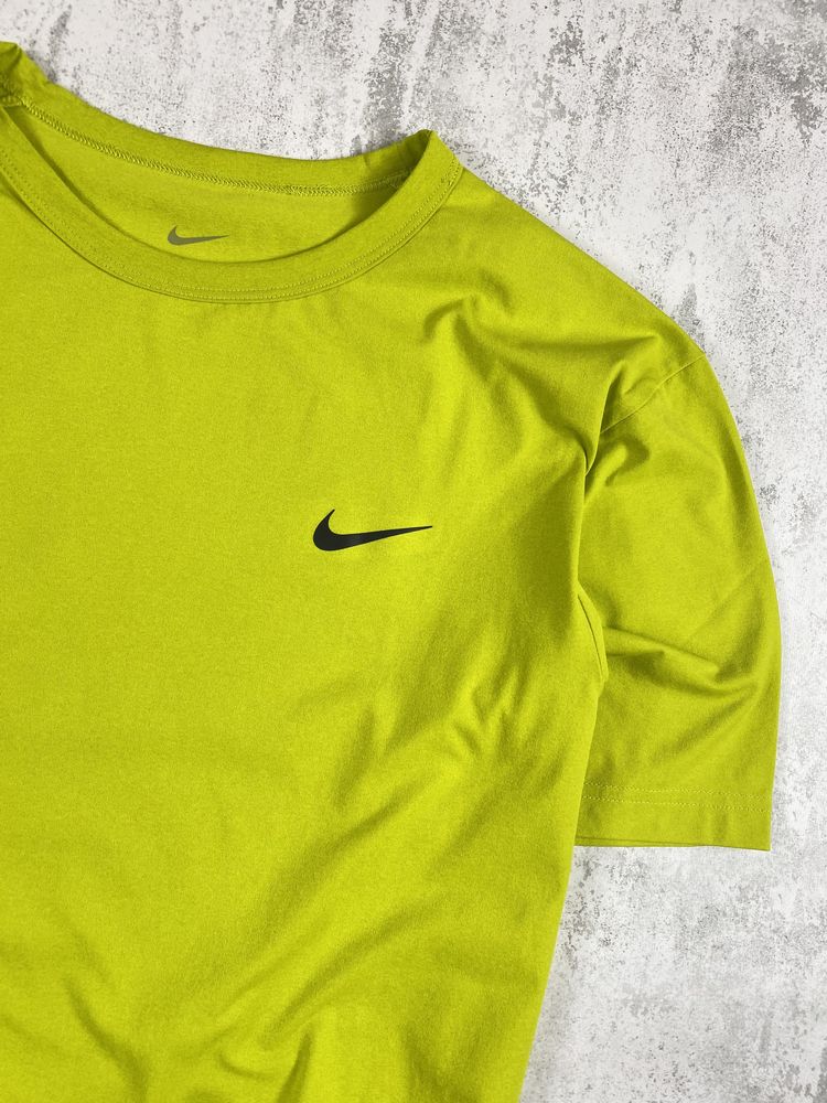 Стиль і продуктивність: салатова спортивна футболка Nike