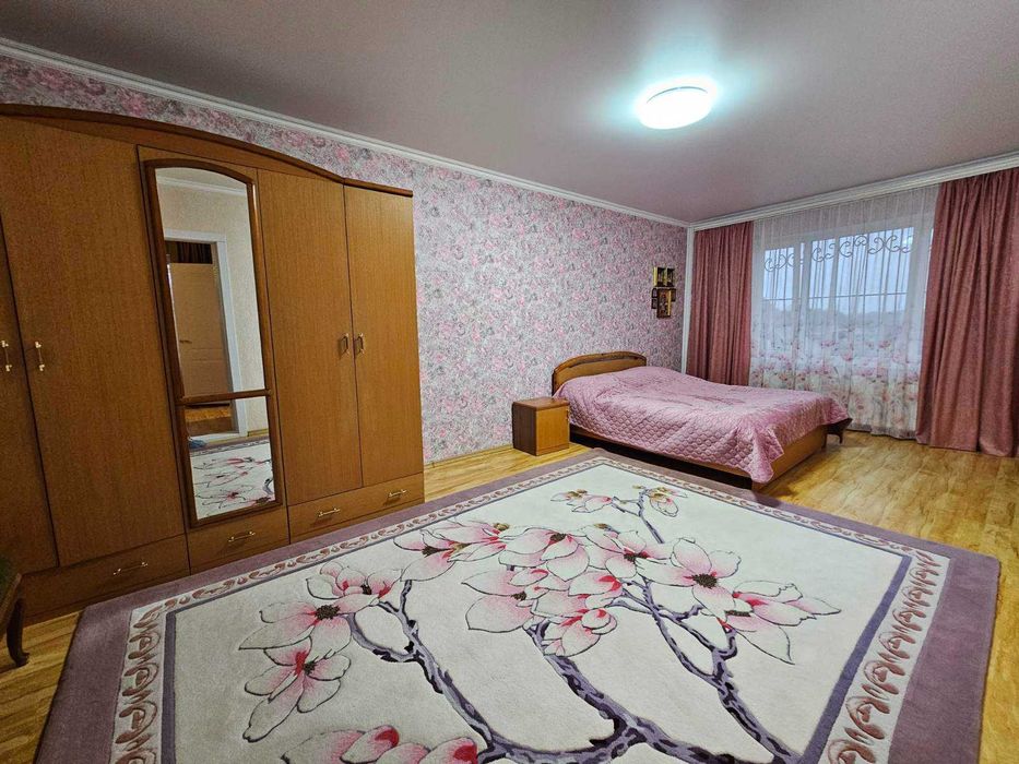 Продаємо  гарну частину будинку з окремим двором на Мальованці