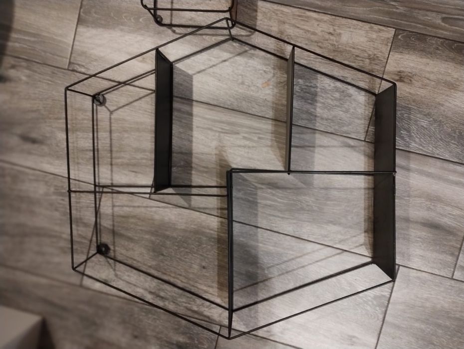 Dwa ekspozytory na zabawki lub inne