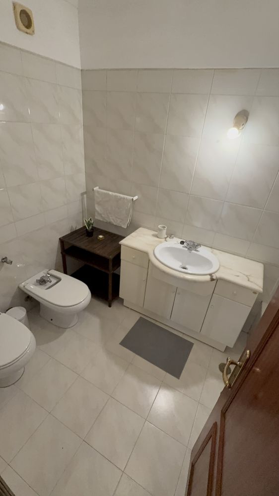 QUARTO com casa de banho privativa 2 camas em Massamá